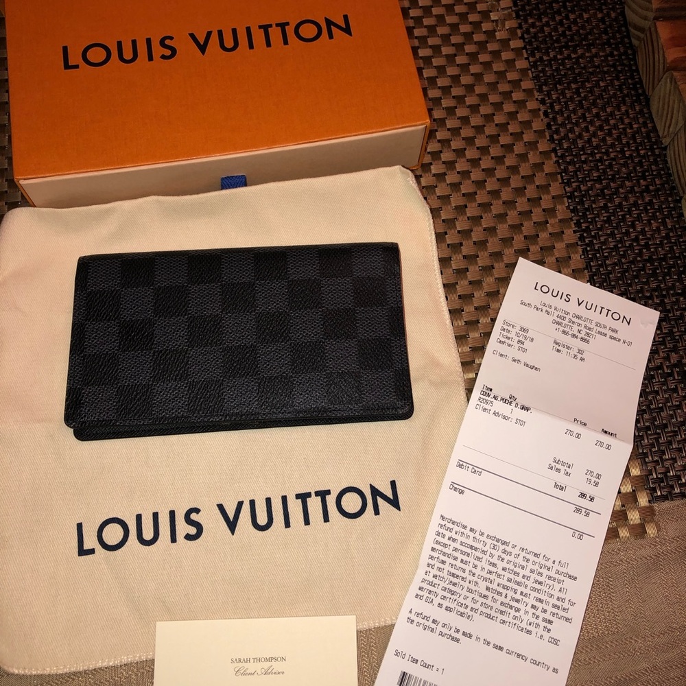 ❤️AUTHENTIC ❤️Louis Vuitton wallet/passport holder